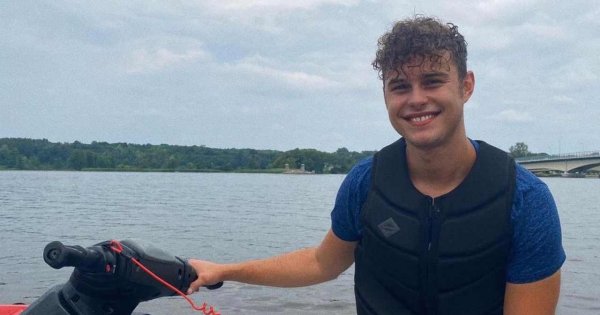 Adam Zdrójkowski na egzotycznych wakacjach z mamą. Czy aktor w ten sposób leczy złamane serce?