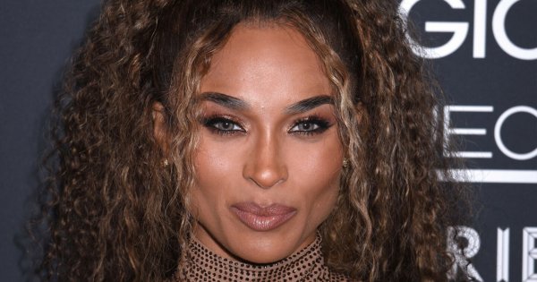Ciara jak Brigitte Bardot?! W minimalistycznej sukni podkreślającej figurę wygląda zjawiskowo