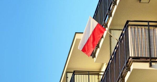 "Tylko dwie flagi Polski wywieszone w moim bloku. Ludzie się wstydzą swojego kraju?!"