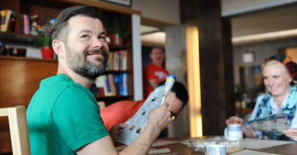 Jacek Braciak zrobił rodzicielski coming out! "Moja córka okazała się mężczyzną w swojej istocie, w swoim wnętrzu, myśleniu, więc w tej chwili mam syna"