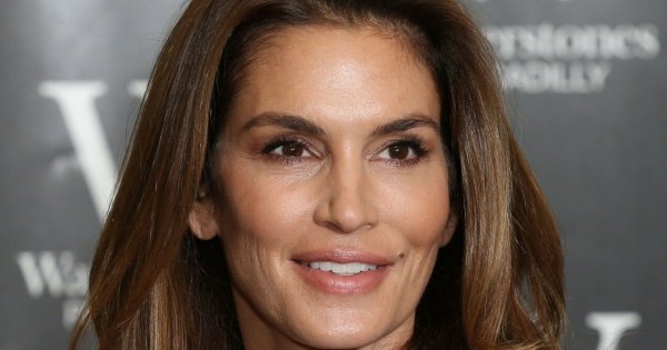 Córka Cindy Crawford wygląda jak kopia matki! Kaia zachwyciła kreacją na gali. Co za klasa!
