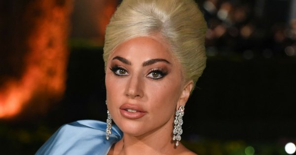 Lady Gaga z grzywką i w sukience z prześwitującym dekoltem. Materiał ledwo się trzymał na piersiach!