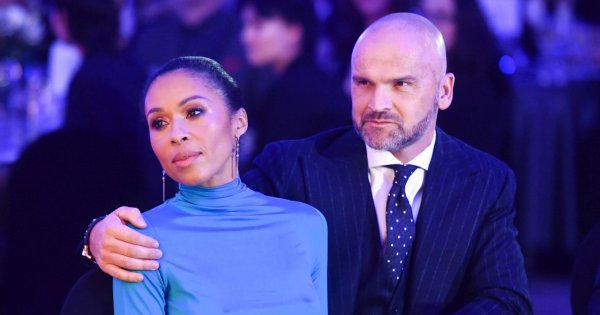 Omenaa Mensah pokazała stylizację na bal maskowy! Dobrze jej w złotej sukience odsłaniającej piersi?