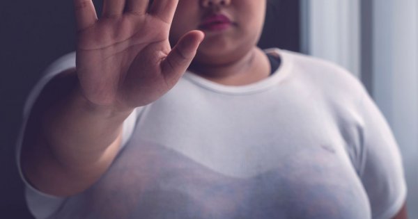 "Mąż ze starszym synem naśmiewali się z mojej tuszy przy gościach. Nazwali mnie wielorybem"