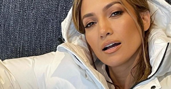 Jennifer Lopez w obłędnej koszuli! Jej stylizacja to świetny pomysł na biznesowy outfit!