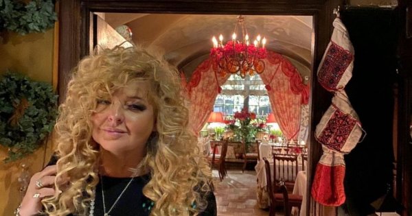 Magda Gessler pozuje w samej bieliźnie! Restauratorka nawet na plaży nie zmywa mocnego makijażu!