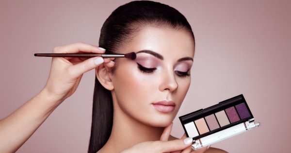 Jak wykonać piękny makijaż oka? Poradnik krok po kroku