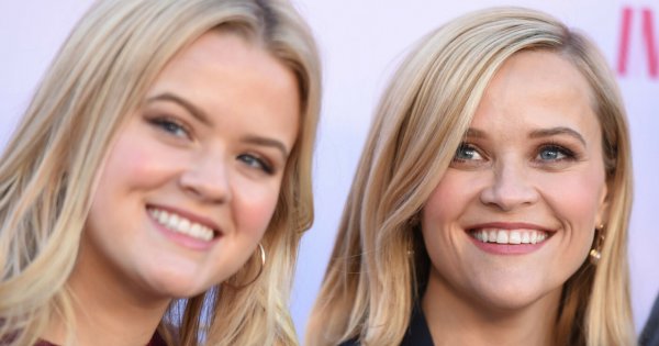 22-letnia córka Reese Witherspoon w różowych włosach i postarzającej kreacji. Mama wygląda młodziej?!
