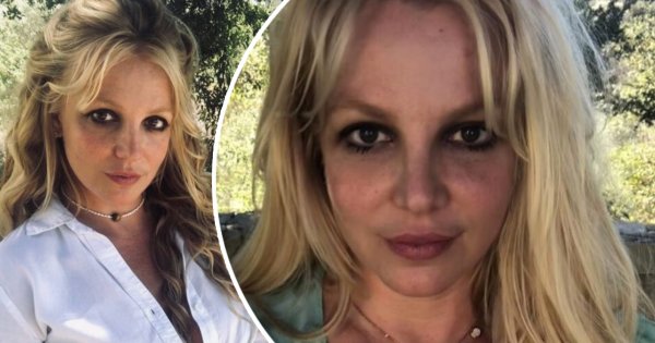 Britney Spears całkowicie naga robi sobie selfie, stojąc w rozkroku. My jeszcze jesteśmy w szoku...