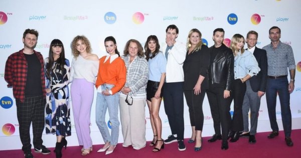 Gwiazdy "BrzydUli" Julia Kamińska i Paulina Kondrak przed studiem "DD TVN" wspierają WOŚP! Ciekawe stylizacje wybrały?
