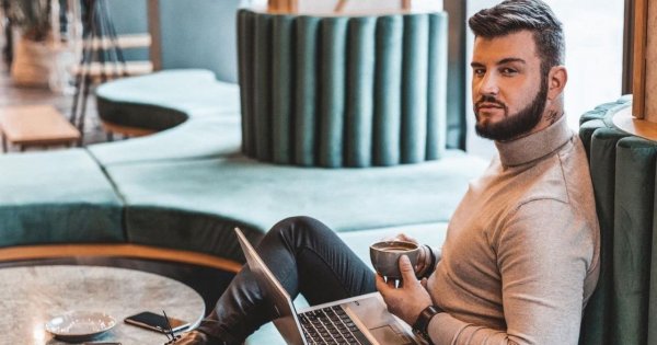 Adam Radziszewski z "Hotelu Paradise 1" przygotowuje książkę o zabarwieniu erotycznym. Marzy mu się HIT na miarę "365 dni"?
