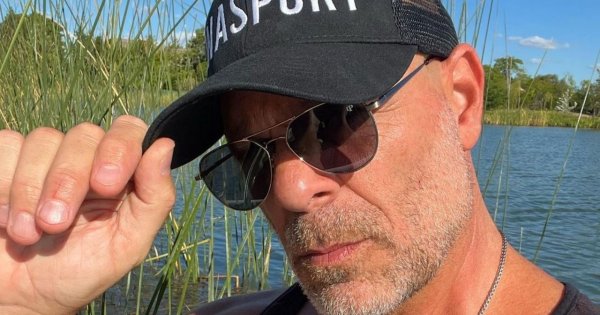 Bruce Willis z dużo młodszą dziewczyną w czułych objęciach! Nowa ukochana jest łudząco podobna do...Demi Moore!