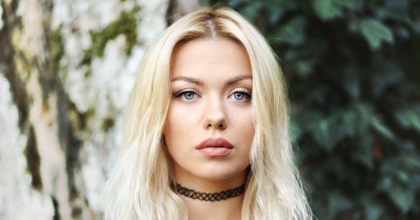 Jak nosić choker? Poznaj pomysły na modne stylizacje