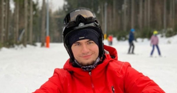 "Królowe Życia": Conan Kaźmierski pozuje bez koszulki, pokazując swoją formę na lato! Uwagę zwraca jednak jego nowy look - pasuje mu wąsik?