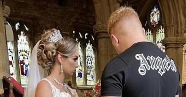 Do ślubu poszedł w koszulce i jeansach. Zdjęcia obiegły sieć. Totalna wpadka?