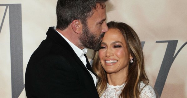 52-letnia Jennifer Lopez w białej mini kusi nogami na ściance i wtula się w Bena Afflecka