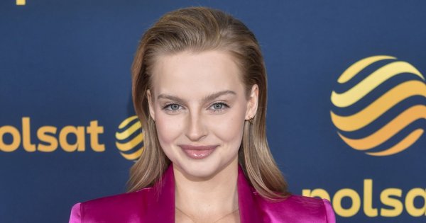 Karolina Pisarek w satynowej sukience na ramówce Polsatu na wiosnę 2022. Niewiele pozostawiała dla wyobraźni