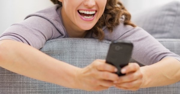 "Mam SMS-owy romans z sąsiadem, który wprowadził się do naszego bloku. Nie umiem tego przerwać..."