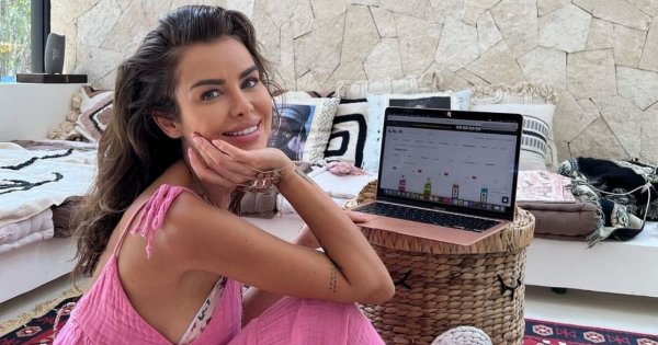 Natalia Siwiec w modnym kapeluszu i pomarańczowym kostiumie siedzi na kamieniu w ogromnym rozkroku! Wyjazd jej służy?