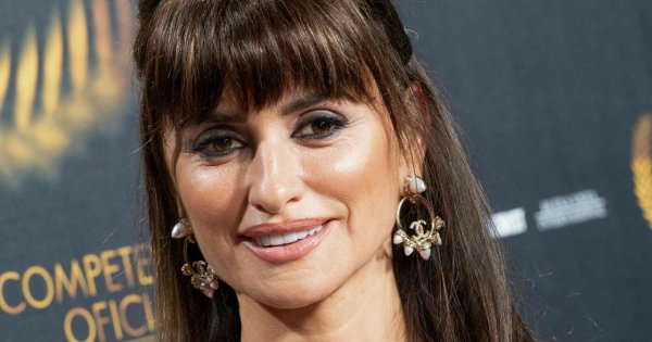 47-letnia Penélope Cruz odsłania zgrabne nogi w stylizacji Chanel. Na bogato i z klasą?