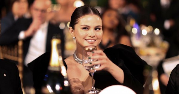 UPS! Selena Gomez zaliczyła efektowny upadek podczas SAG Awards! Nie mogła ukryć zażenowania