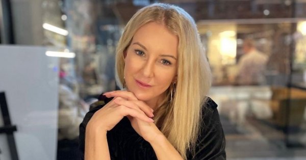 Urszula Radwańska w delikatnym wydaniu, postawiła na bardzo modny beżowy sweterek. Lubicie jej styl?