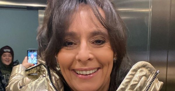 Anna Korcz w ogromnych czarnych okularach i płaszczu z futerkiem rozprawia o dobroci. Wygląda jak prawdziwa gwiazda?
