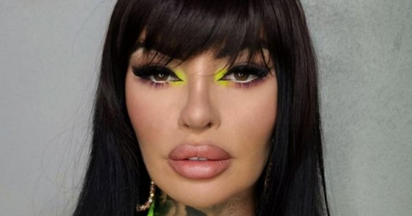 "Królowe życia" - Anna Renusz w olbrzymiej, czerwonej, balowej sukni. Z jakiej okazji ta kreacja?