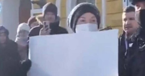 Rosjanka została aresztowana za... trzymanie białej kartki! "Witamy w Rosji"