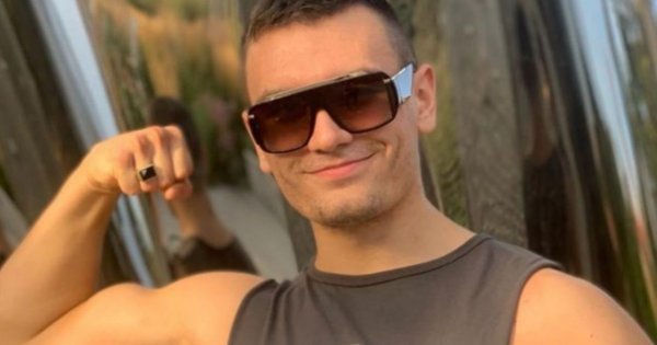 "Królowe Życia": Conan Kaźmierski składa życzenia z okazji Dania Kobiet - bez koszulki!