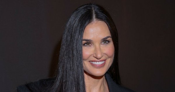 Demi Moore w kombinezonie i z czarnymi długimi włosami do pasa. Szok, że w tym roku kończy 60 lat! Fryzura odmładza ją o 20 lat!