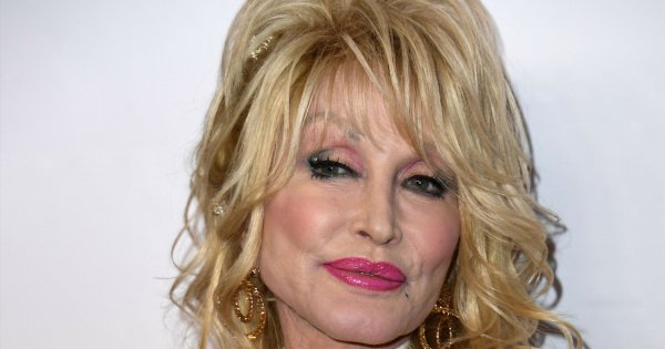 76-letnia Dolly Parton w kombinezonie ze szkiełek powala figurą i zwraca się do Ukraińców