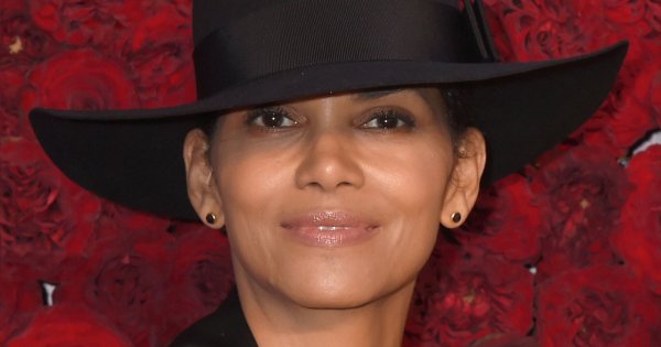 55-letnia Halle Berry w blondzie i ściętym bokiem włosów! Dobrze jej w pixie cut?