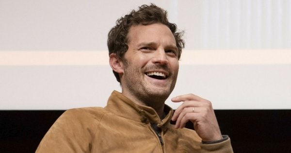 Dawno niewidziany Jamie Dornan w towarzystwie eleganckiej żony na Critics Choice Awards! Wyglądają na zakochanych?