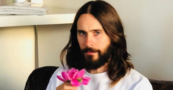 Jared Leto z niebiesko-żółtą flagą okazuje wsparcie Ukrainie! "(...)Mam nadzieję, że zapanuje pokój"!