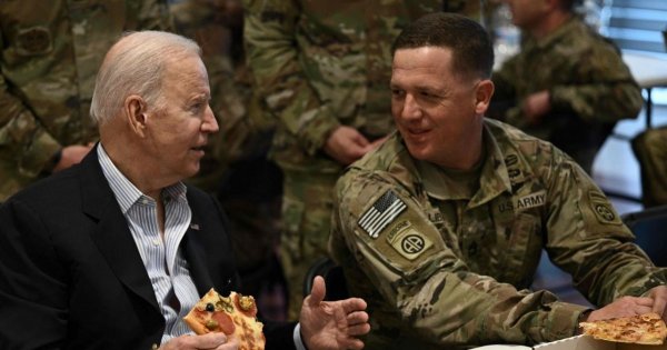 Joe Biden zjadł pizzę podczas wizyty w Polsce! Właściciel lokalu nie wiedział, że prezydent USA jej spróbuje. "Na 100% tę, którą jadł nazwiemy pizzą prezydenta Joe Bidena"
