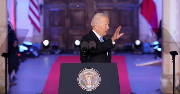 Joe Biden przemawiał w Warszawie! W tle remont Pałacu Prezydenckiego i "elegancka" narzuta! Są memy!