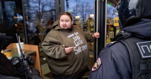 Rosyjski pianista przykuł się do McDonalds'a na znak protestu! Czegoś takiego jeszcze nie grali!