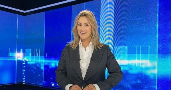 Zmęczona Karolina Szostak w szarej bluzie z kapturem, fani -"Jennifer Lopez jak malowana"! Podobna?