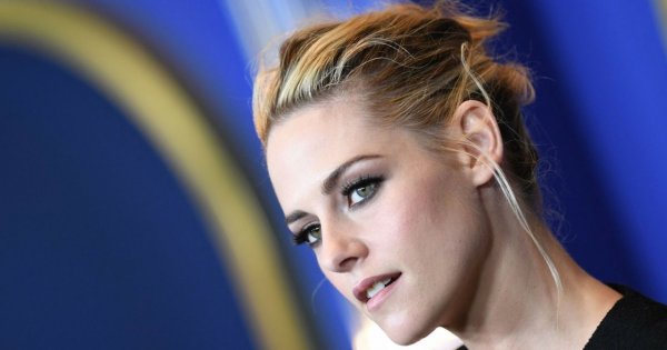 Kristen Stewart w nietypowej stylizacji podczas gali w Los Angeles! "To suknia ślubna?" - dopytują fani