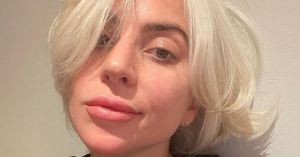 Ugrzeczniona Lady Gaga w klasycznej sukni z ogromnym dekoltem rozdaje autografy podczas gali BAFTA 2022! Udana stylizacja?