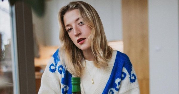 Lara Gessler w towarzystwie męża rozwozi jedzenie dla uchodźców! Pomoc niesie dzięki drogim specjałom z cukierni znanej mamy!