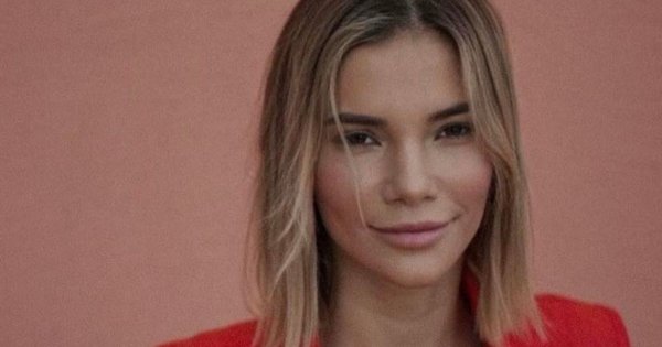 Maja Bohosiewicz świeci gołym biustem! Subtelnie odchylona koszula, ukazuje walory aktorki. UWAGA 18+!