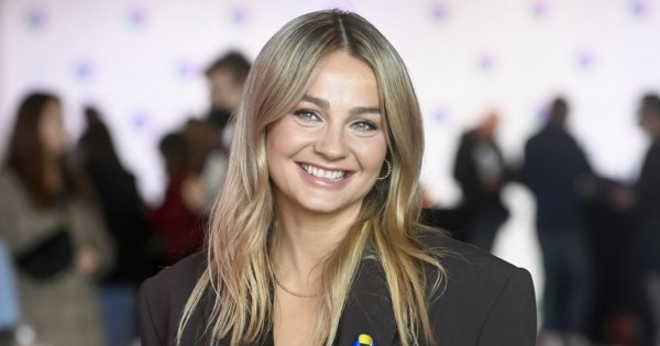 Małgorzata Socha na ramówce TVN7 w brązowym damskim garniturze. Stylizacja byłaby nudna, gdyby nie buty!