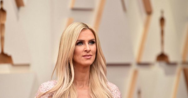 Oscary 2022: Nicky Hilton, siostra Paris, z ciążowym brzuszkiem na czerwonym dywanie! Róż, cekiny i pióra przy rękawach to hit!