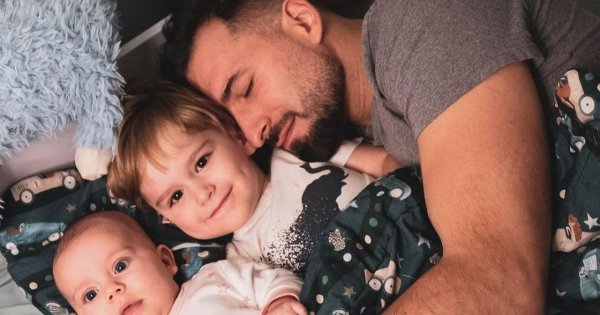 Rafał Maślak delektuje się proszoną herbatką w towarzystwie dzieci i pluszaków! Pasują mu różowe dodatki w stylu małej księżniczki?
