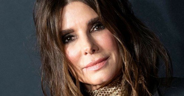 57-letnia Sandra Bullock odkrywa brzuch na ściance. Odpuściła medycynę estetyczną?