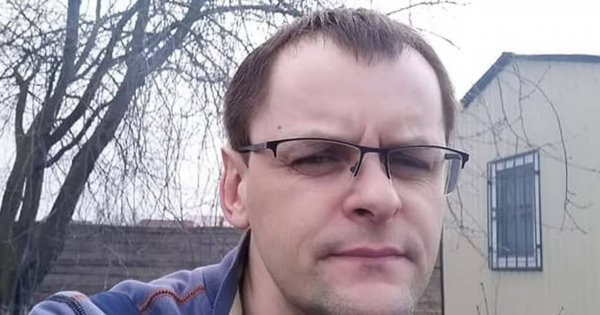 Zrozpaczony mężczyzna oddał hołd zmarłej żonie i dzieciom. "Wybaczcie mi, że was nie kryłem"