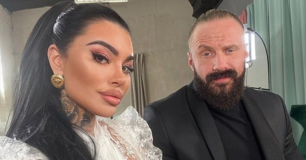 "Królowe życia" - Anna Renusz w skórzanej kreacji z bufiastymi rękawami i okularami w stylu lat 20. Pasuje jej taki styl?