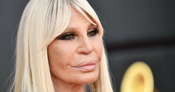 Ordynarna Donatella Versace? W kozakach za kolano i w prześwitującej sukience pręży ciało na gali Grammy